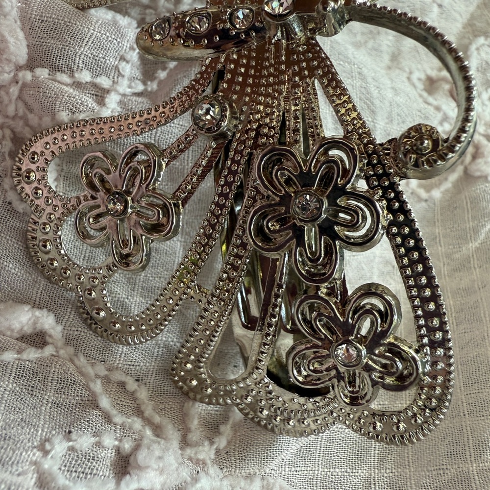 Elegant Silver Hair Clip - Picture 2 of 3